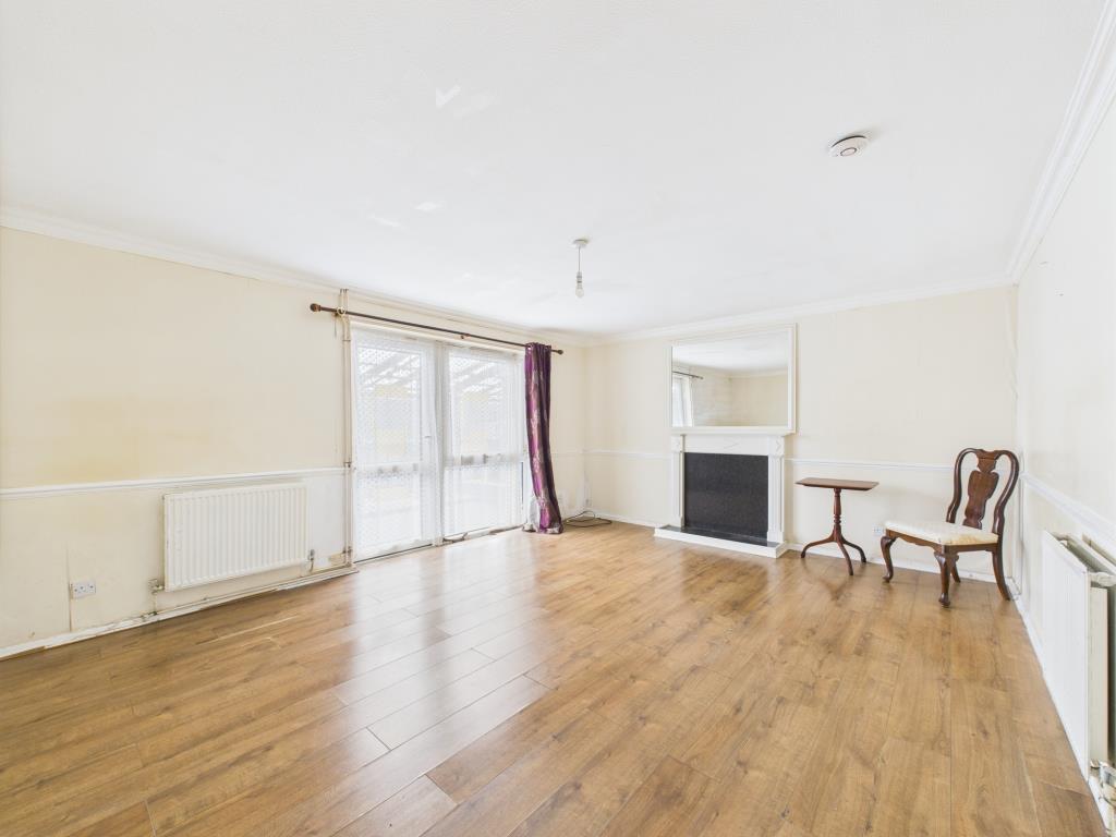 Lot: 167 - THREE-BEDROOM MAISONETTE FOR REFURBISHMENT - Living Room